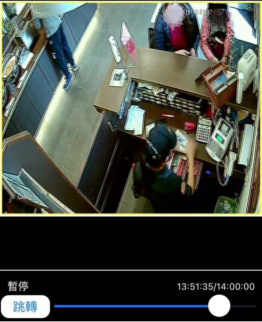 彰化員林市16日一間牛排館員工不慎把803元發票按成64萬多元,牛排館調閱監視器畫面,發現取走發票的可能是一對母女,在臉書貼文盼消費者送回發票。(圖取自facebook.com/AthenaSteak.YL)
