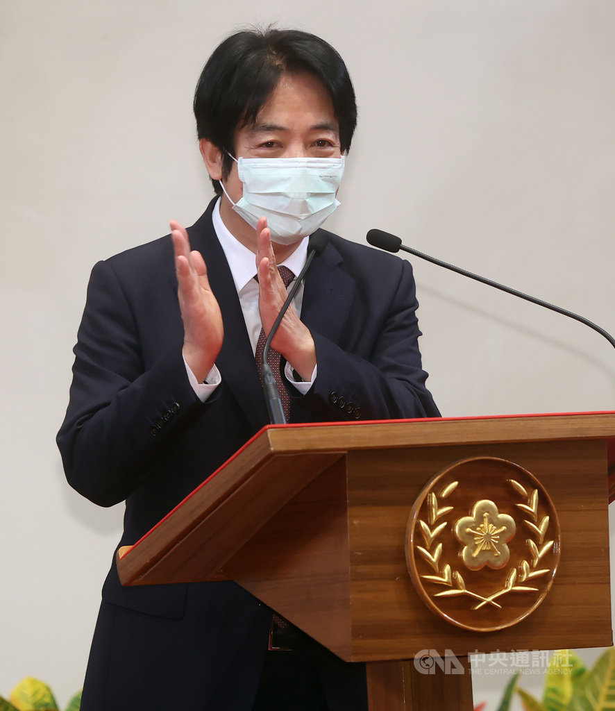 副總統賴清德18日上午在總統府接見台北市中山國小學習中心訪團,對學生攀登百岳的努力,特別為他們鼓掌表達欽佩。中央社記者鄭傑文攝 110年1月18日