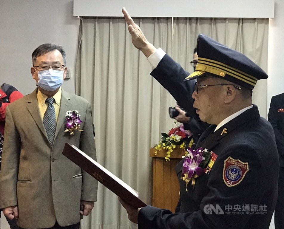 澎湖縣長賴峰偉(左)18日主持澎湖縣消防局長交接布達典禮,新任消防局長許文光(右)宣誓上任。中央社 110年1月18日