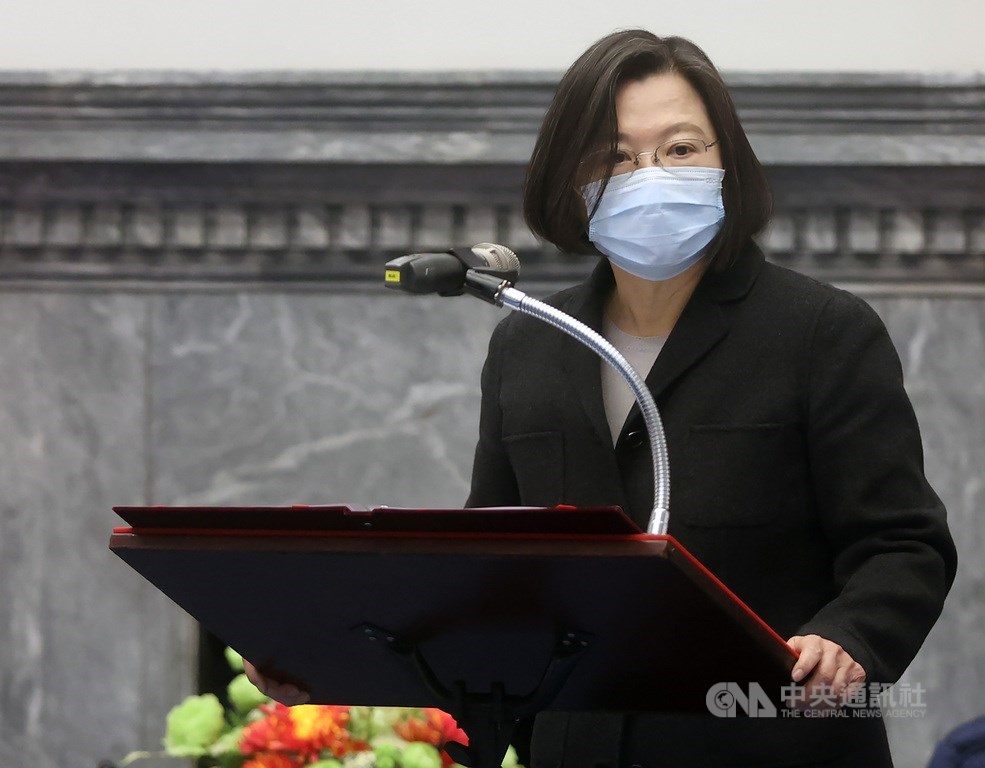 總統蔡英文18日說,這幾天醫院感染的新聞,難免讓大家覺得緊張;不過,這也是調整腳步,好好檢視和加強防疫措施的機會。(中央社檔案照片)