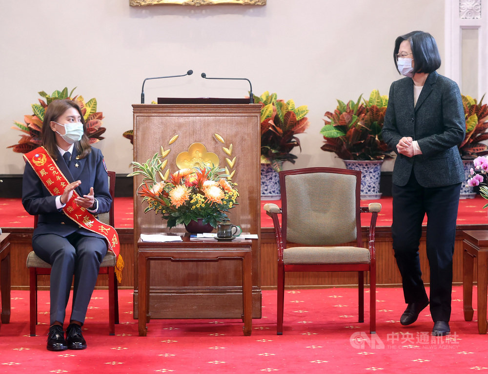 總統蔡英文(右)19日在總統府接見109年鳳凰獎楷模得獎人,感謝所有消防人員在每一個崗位上全心全意付出,捍衛守護民眾生命及財產安全。中央社記者鄭傑文攝 110年1月19日