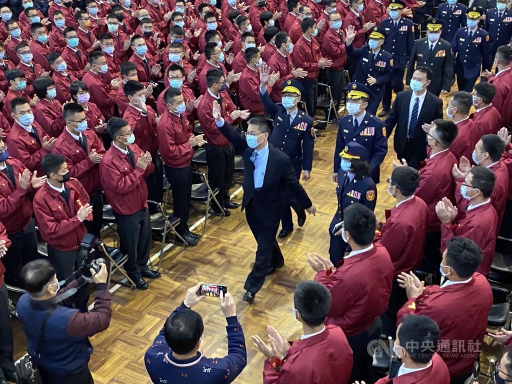 台灣警察專科學校19日舉行108年警察特考班結訓典禮,內政部長徐國勇(前中,揮手者)勉勵所有學員除為社會治安打拚外,值勤時也要將「安全」謹記在心。中央社記者黃麗芸攝 110年1月19日