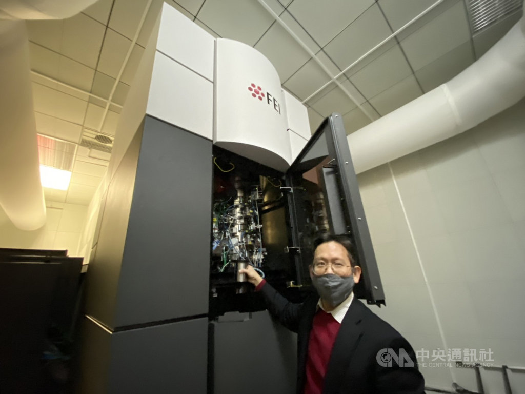 中研院利用冷凍電子顯微鏡發現酵素DMC1獨特結構,看見DMC1如何調控DNA達到完美互換的關鍵機制。中研院生物化學研究所副研究員何孟樵(圖)展示如何操作冷凍電子顯微鏡。中央社記者吳欣紜攝 110年1月19日