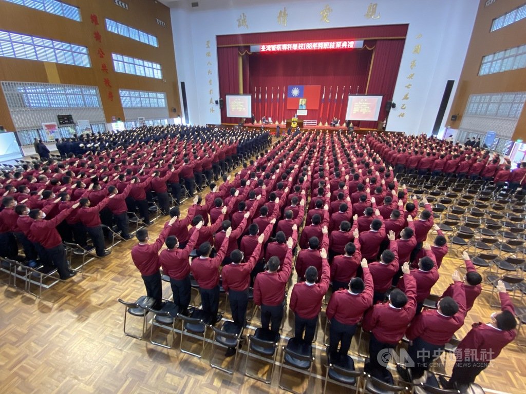 台灣警察專科學校19日舉行108年警察特考班結訓典禮,結業學員共計753人,其中行政警察人員有280人、消防警察人員為473人,每名學員都經過考試院辦理的國家考試及格,由內政部委請警專辦理訓練,在通過12個月嚴格教育訓練後,分發到各警消機關進行為期6個月的實務訓練,成為適格的警消人員。中央社記者黃麗芸攝 110年1月19日