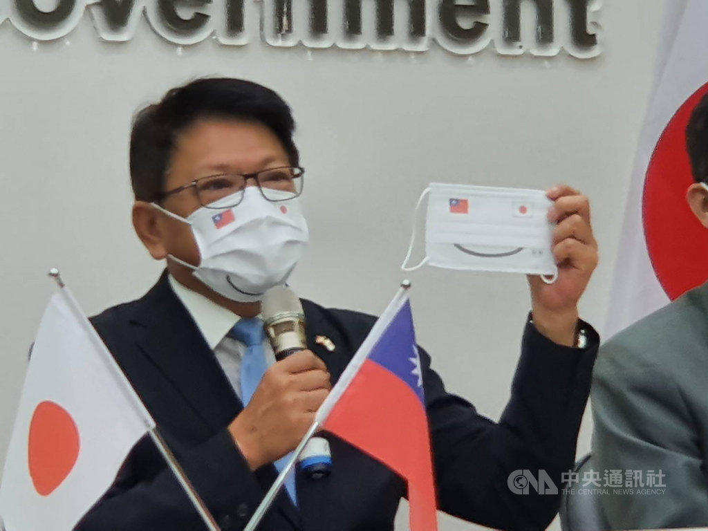 屏東縣政府支援日本北海道旭川市防疫物資,旭川市政府19日與屏縣府舉辦「感謝視訊儀式」,屏東縣長潘孟安(圖)特別出示縣府製作象徵台日友誼的口罩。中央社記者郭芷瑄攝 110年1月19日
