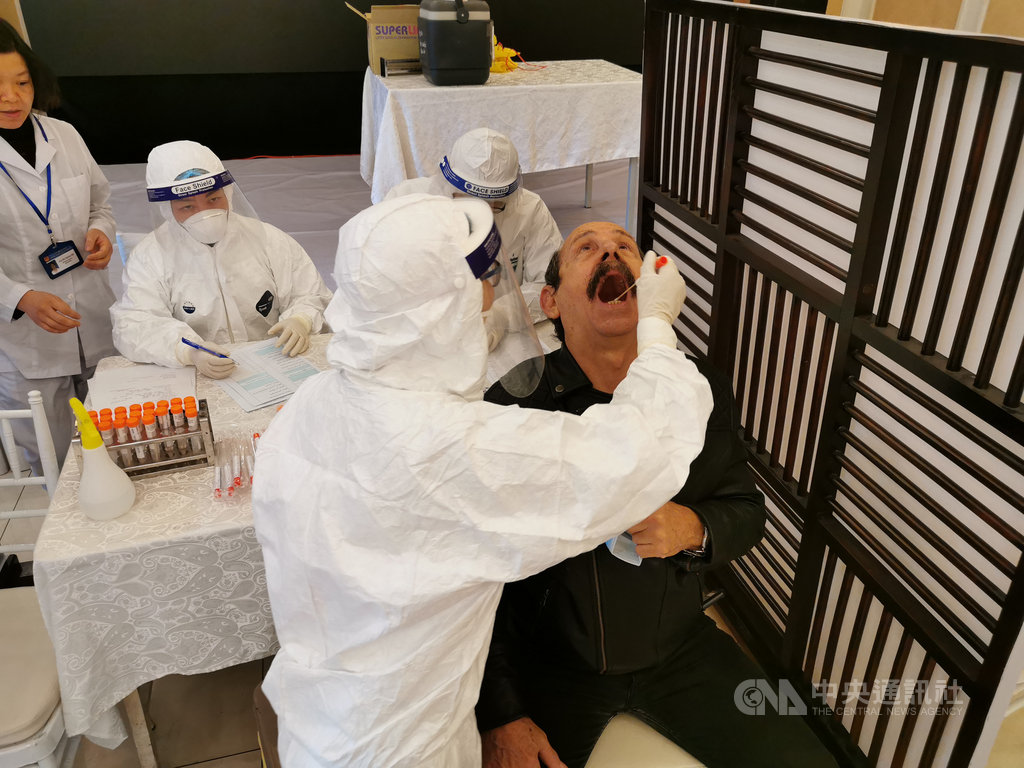 所有報名採訪越共13大的媒體都要接受COVID-19篩檢。古巴官媒拉丁新聞社記者沙拉薩(Alberto Salazar)採檢完畢後開玩笑表示:「越南當局應該為這些受苦的喉嚨送上一杯威士忌。」中央社記者陳家倫河內攝 110年1月19日