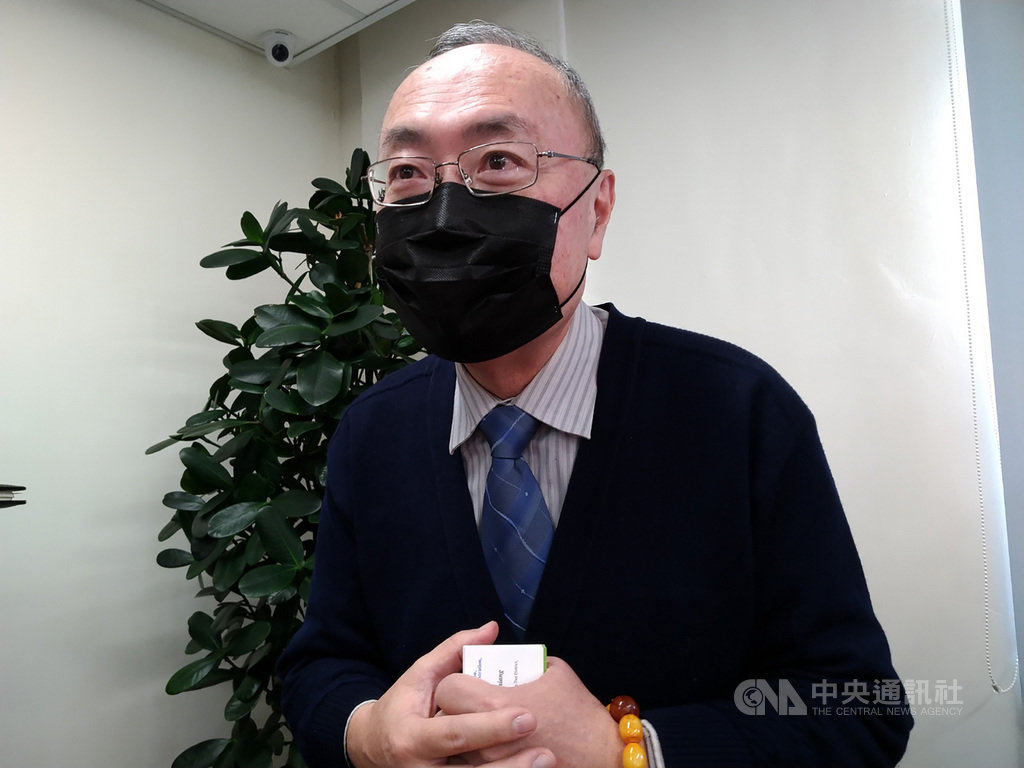 環保署環境督察總隊副總隊長姜祖農19日表示,109年離岸風電開罰1案,為允能雲林風場在進行水下基礎建設時讓鯨豚觀察船提早離場,因風場鄰近「中華白海豚野生動物重要棲息環境」,經掌握確認後開罰新台幣40 萬元,並要求立即改善。中央社記者張雄風攝 110年1月19日