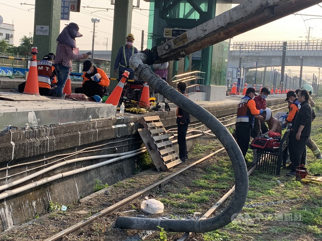 台南市新市火車站19日下午發生2名工人疑誤觸高壓電受傷,救護人員趕緊將2人分別送醫。(台南市消防局提供)中央社記者張榮祥台南傳真 110年1月19日