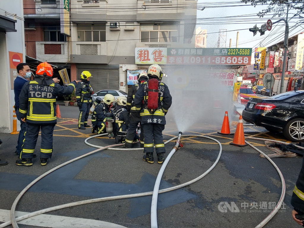 台中市大里區大明路和東興路交叉路口,19日因工程單位施工不慎造成天然氣洩漏,消防人員獲報到場灑水警戒。(台中市消防局提供)中央社記者蘇木春傳真 110年1月19日