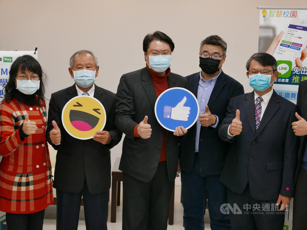 基隆市長林右昌(中)19日表示,「學雜費繳費無紙化」2月18日將啟用,基隆市13所學校先行運作,110學年度全市學校將全面上線。中央社記者王朝鈺攝 110年1月19日