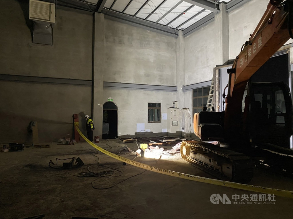 新北警方表示,葉姓老翁19日晚間在林口區工九路的某工廠後方山坡地上作業,疑與一名外籍勞工正在處理3公尺高、重約2噸的石像時,石像意外倒下砸中老翁頭部,老翁當場死亡。警方到場後隨即拉起封鎖線,進行相關調查。(翻攝照片)中央社記者王鴻國傳真 110年1月19日