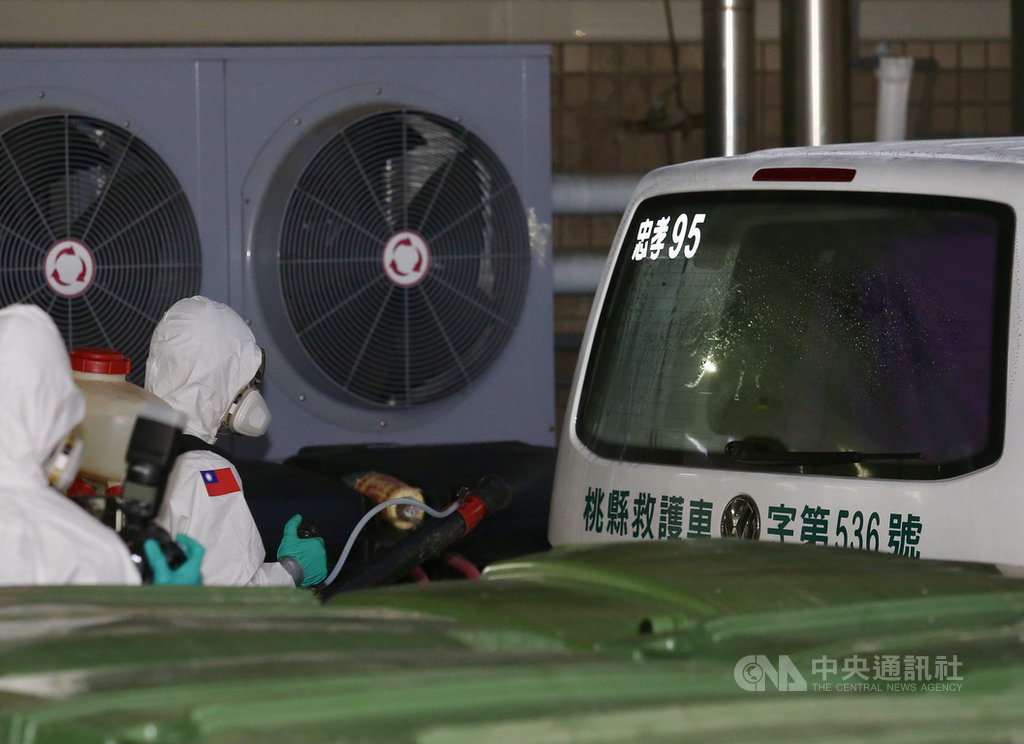陸軍六軍團三三化學兵群19日接獲命令前往衛福部桃園醫院,換起全套防護服,為轉院病患、救護車等加強消毒。軍方也透露,化學兵將進駐桃醫逐層消毒。中央社記者張皓安攝 110年1月19日