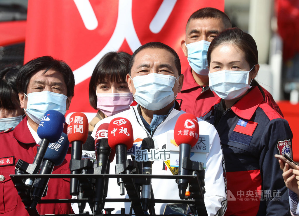 前公懲會委員長石木欽及多名司法檢調高層人員涉不當接觸引起風暴,媒體報導,新北市長侯友宜也曾於2003 年出席富商翁茂鍾餐會,侯友宜(前中)19日接受媒體聯訪時指出,完全沒有印象。中央社記者王鴻國攝 110年1月19日