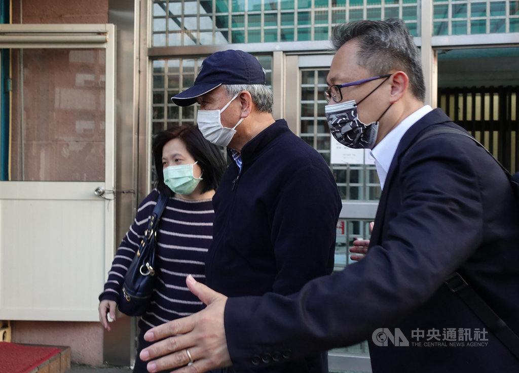前頂新公司董事長魏應充(中)涉劣油案入監服刑,台中高分院19日裁准魏應充的假釋付保護管束裁定;傍晚5時左右,魏應充步出八德外役監,迅速搭車離去。中央社記者沈佩瑤桃園攝 110年1月19日