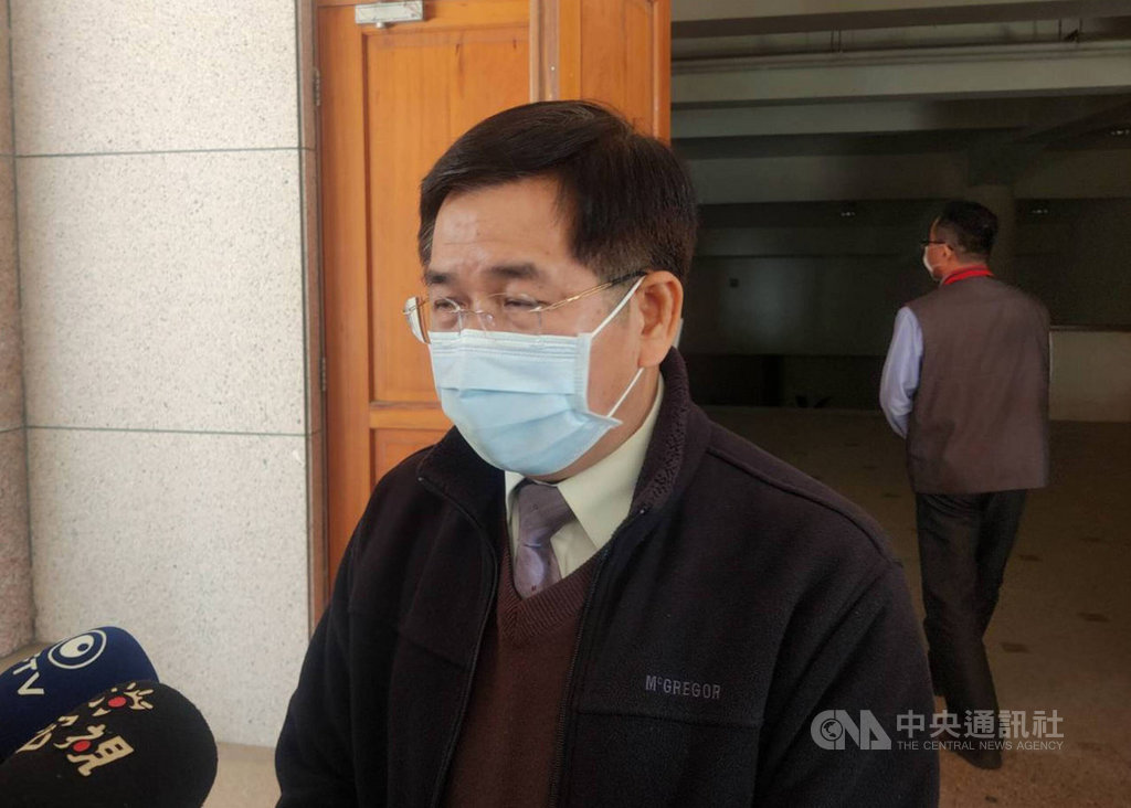 真理大學台南麻豆校區台灣文學資料館換鎖,拒前館長張良澤於門外,引起軒然大波。教育部長潘文忠(前)19日前往協商後受訪表示,目前麻豆校區將作為真理大學的台灣文學典藏展示所在,將組成專案小組討論文學資料保存,也會邀請張良澤持續參與。中央社記者張榮祥台南攝 110年1月19日