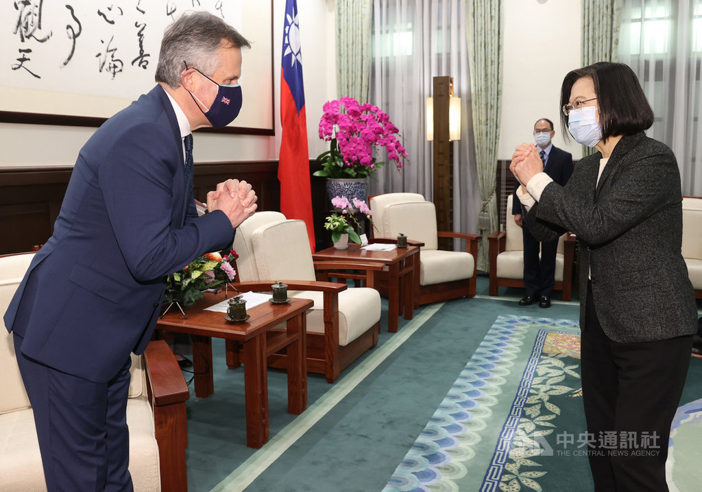 總統蔡英文(右)19日在總統府接見英國在台辦事處新任代表鄧元翰(左),蔡總統表示,最近因為疫情關係,台英就防疫物資、疫苗採購有許多合作及對話,疫情期間,兩國相互扶持,印證雙方關係的堅定,她有決心繼續跟英國合作,一起為全球防疫做出貢獻。中央社記者鄭傑文攝 110年1月19日