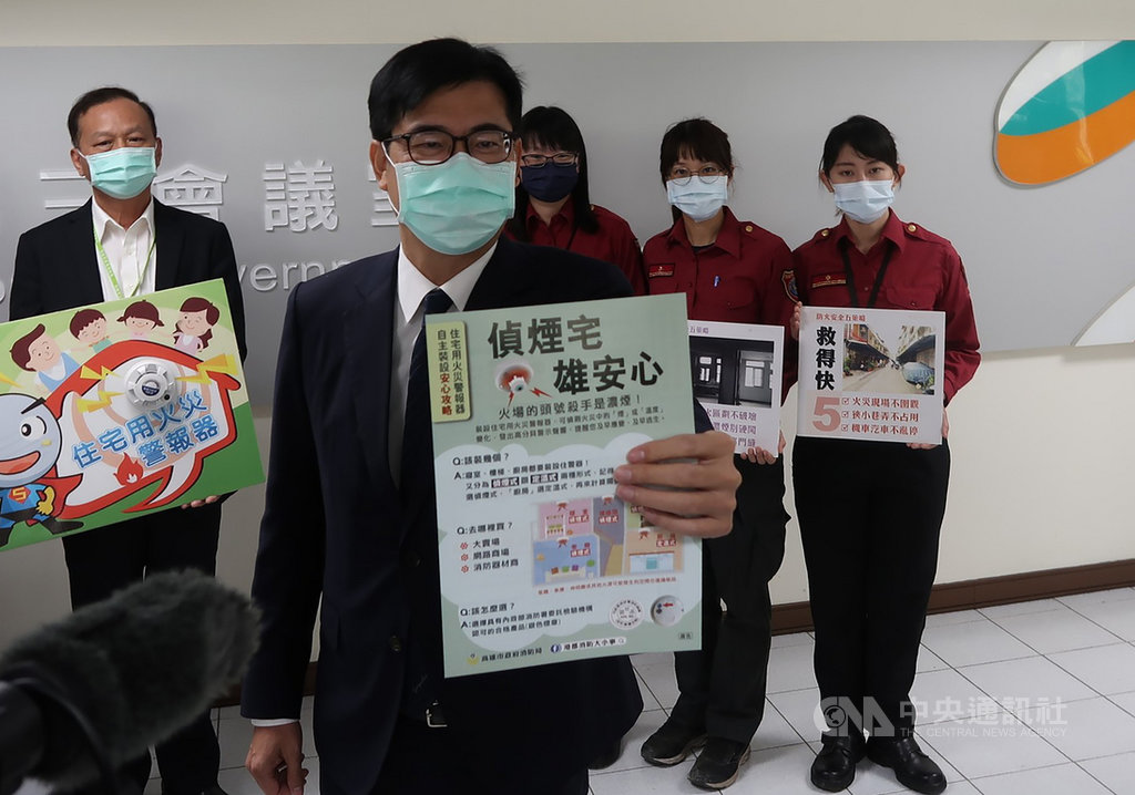 高雄市長陳其邁(前)19日宣導用火、用電安全,呼籲民眾使用電器用品或暖氣設備要特別留意,延長線、插座等不要大量串接,以免高功率電器不堪負荷成為起火點。中央社記者王淑芬攝 110年1月19日