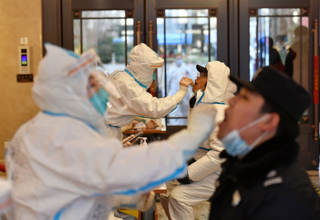 中國重新定義疫情發展軌跡。中國CDC副主任馮子健18日稱,2020年4月後中國境內的疫情,均由境外病毒引發。圖為近日河北石家莊的醫護人員,為市民進行核酸採樣。(中新社提供)中央社 110年1月19日
