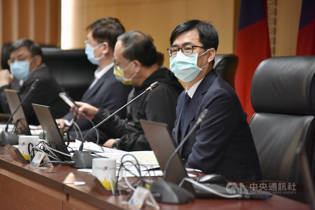 因應北部醫院內感染事件,高雄市長陳其邁(右)19日表示,高雄各家市立醫院及醫學中心啟動防治作為,包括陪病僅限1人且須實名制、預約制,禁止自主健康管理者到院陪病。(高雄市新聞局提供)中央社記者侯文婷傳真 110年1月19日