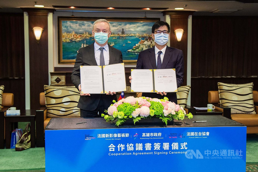 法國在台協會主任公孫孟(左)19日拜會高雄市長陳其邁(右),多方交流意見,並就法國新影像藝術節(NewImages Festival)再度簽署合作新協議。(高雄市政府提供)中央社記者王淑芬傳真 110年1月19日
