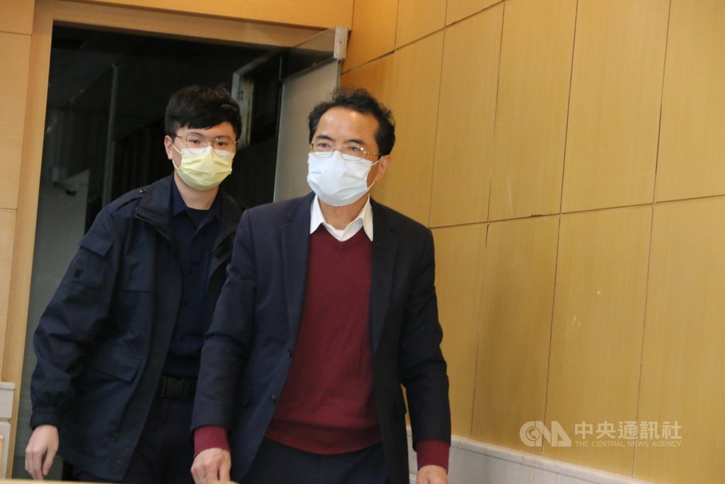 前特偵組張姓檢察官(右)被控涉嫌以投資澳洲土地為由,詐欺1300萬元澳幣。台北地檢署19日諭令張姓前檢察官以新台幣150萬元交保並限制出境出海。中央社記者蕭博文攝 110年1月19日