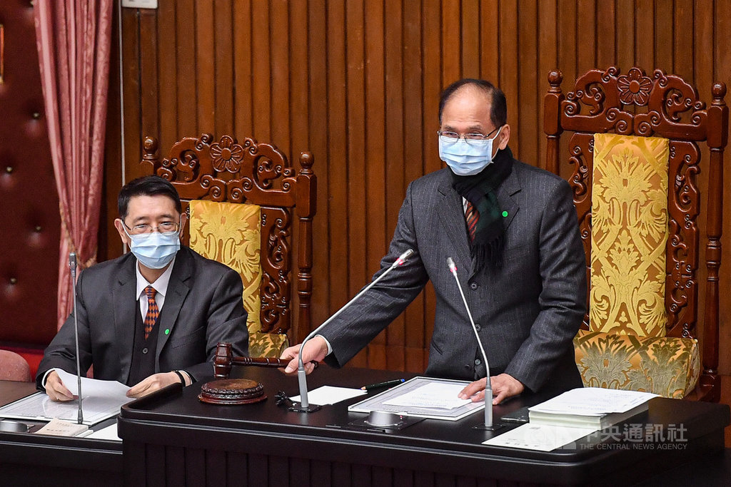 立法院臨時會19日三讀通過中央政府前瞻基礎建設計畫第3期特別預算案,立法院長游錫堃(右)戴著口罩敲下議事槌。中央社記者鄭清元攝 110年1月19日