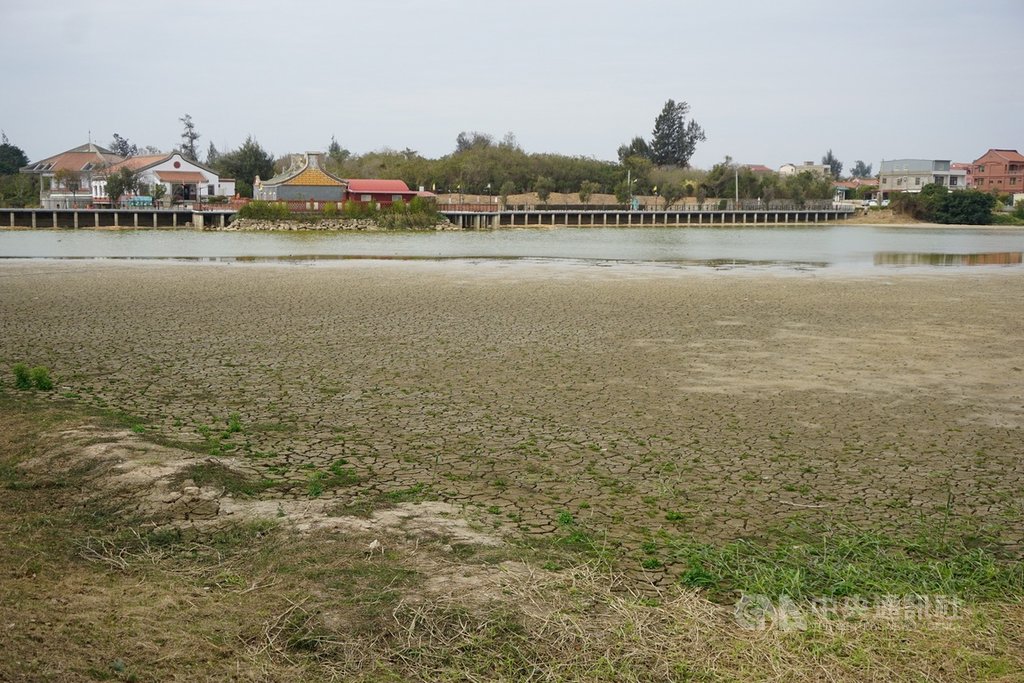 金門地區年平均雨量約為1087毫米,但近3年降雨量都低於平均值,金門縣長楊鎮浯責成工務處、建設處及自來水廠持續加速開發自有水資源並改善水資源。圖為雙鯉湖湖水已乾涸大半。中央社記者黃慧敏攝 110年1月19日
