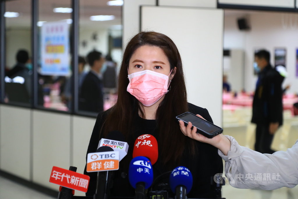 春節返鄉潮到來,因應防疫新制居家檢疫者需「一人一戶」,台中市觀光旅遊局長林筱淇19日接受聯訪表示,雖積極擴充居家檢疫替代所量能,但還是不敷需求;呼籲讓居家檢疫者留在家裡,而家屬則入住安心旅宿。中央社記者郝雪卿攝 110年1月19日