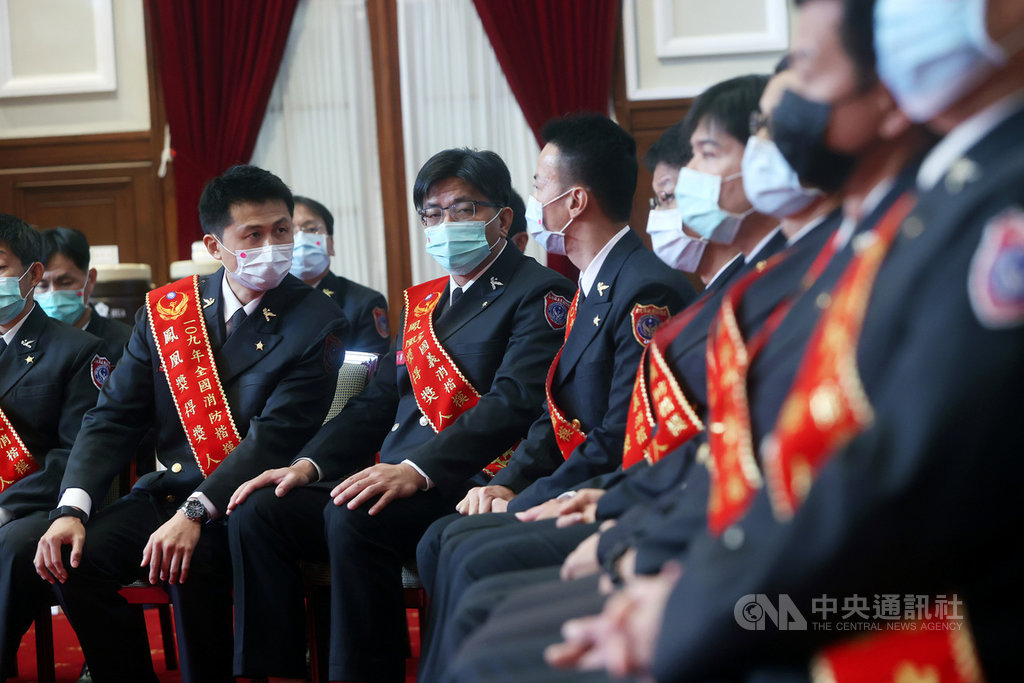 總統蔡英文19日在總統府接見109年鳳凰獎楷模得獎人,蔡總統指出,「鳳凰獎」是消防的最高榮譽,這個獎項顯示大家在救災方面的卓越表現與貢獻,她要代表國家與全國人民表達最深的敬意與感謝。圖為鳳凰獎得主。中央社記者鄭傑文攝 110年1月19日