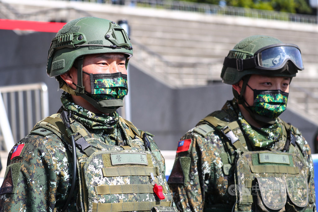 陸軍第聯合584旅兵種營19日在湖口台地演練機場防護,特別的是,聯合兵種營長黃煜庭(左)為ROTC軍官95 年班,也象徵國防部於87年開辦、88年正式招生的ROTC 軍官班,已漸漸在軍中「出頭天」,陸續成為國軍的中堅幹部。中央社記者王騰毅攝 110年1月19日