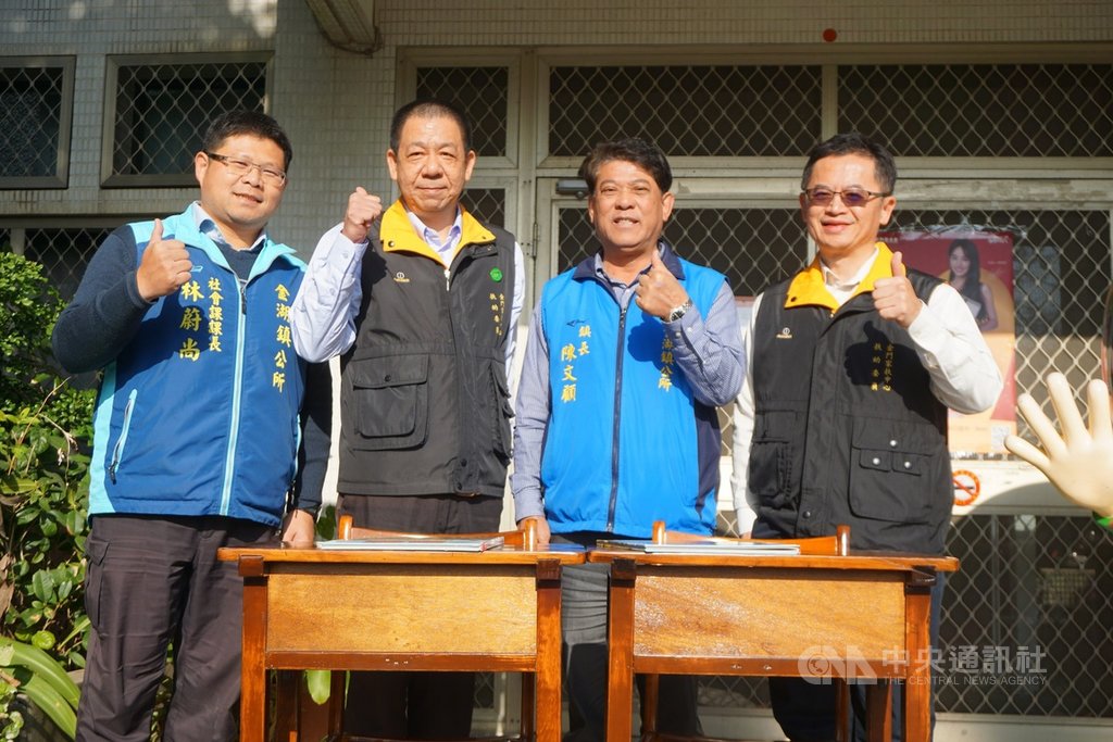 在金門縣金湖鎮公所顧問郭金堡(右1)穿針引線下,金湖鎮長陳文顧(右2)19日捐贈20組由金湖鎮再生工坊巧手改裝的課桌椅給金門家扶中心,由家扶中心主任李桂平(右3)代表接受。中央社記者黃慧敏攝 110年1月19日