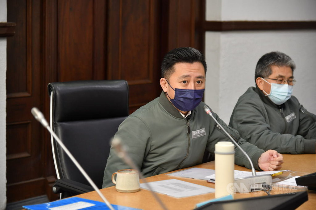 新竹市長林智堅(左)19日宣布,受武漢肺炎疫情影響,將取消一系列農曆春節活動,包含市府團隊赴廟「參香祈福」發紅包、開春團拜等,嚴格落實防疫。(新竹市政府提供)中央社記者郭宣彣傳真 110年1月19日