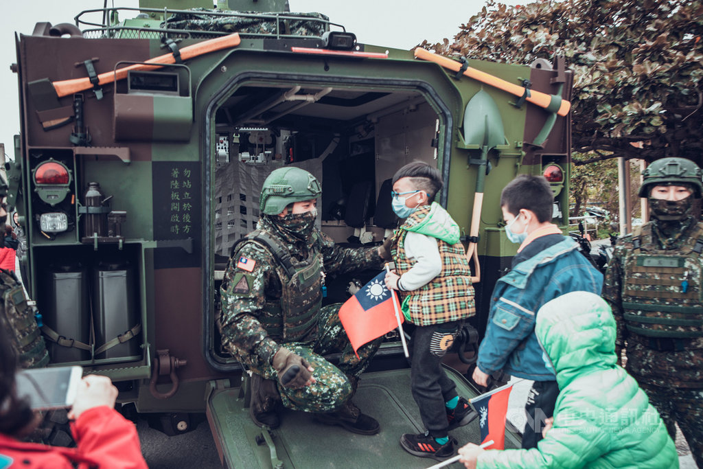 陸軍第584旅聯合兵種營的CM-34裝步戰鬥車,日前在新竹地區開放學童上車參觀,展現全民國防。(六軍團提供)中央社記者游凱翔傳真 110年1月19日