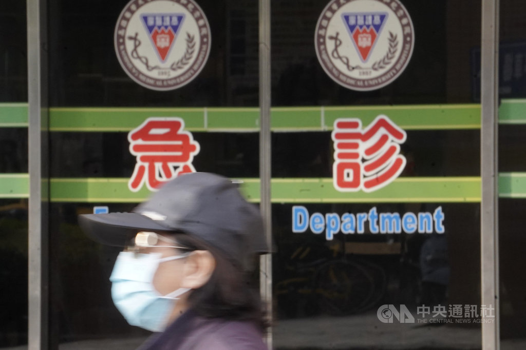 衛福部桃園醫院群聚感染擴大,疫情升溫令全台縣市提升警戒。高雄市長陳其邁19日指示,應加強宣導醫院員工落實自主健康管理,若發現有輕微症狀應第一時間通報,並依指示回院就醫,不可自行就醫,同時也強化各院感染管制措施等防治作為等。中央社記者董俊志攝 110年1月19日