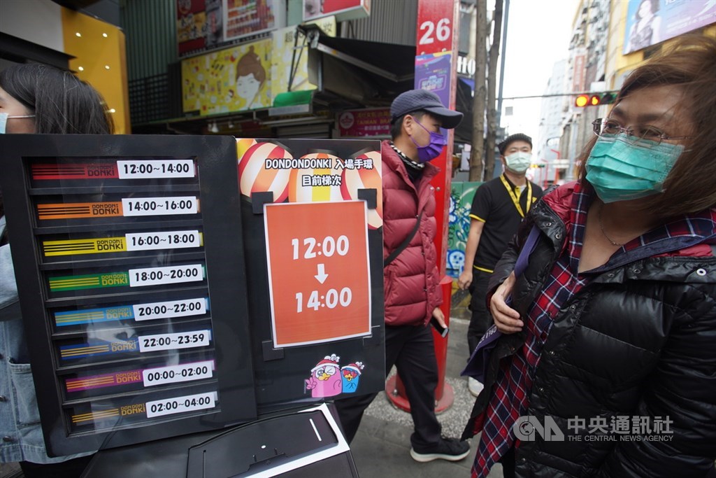 台灣遊客赴日必逛的日本連鎖生活雜物賣場「驚安殿堂 唐吉訶德」,台灣首號店「DON DON DONKI西門店」19日開幕,避免擁擠,店家發放手環控管進場人數。中央社記者徐肇昌攝 110年1月19日