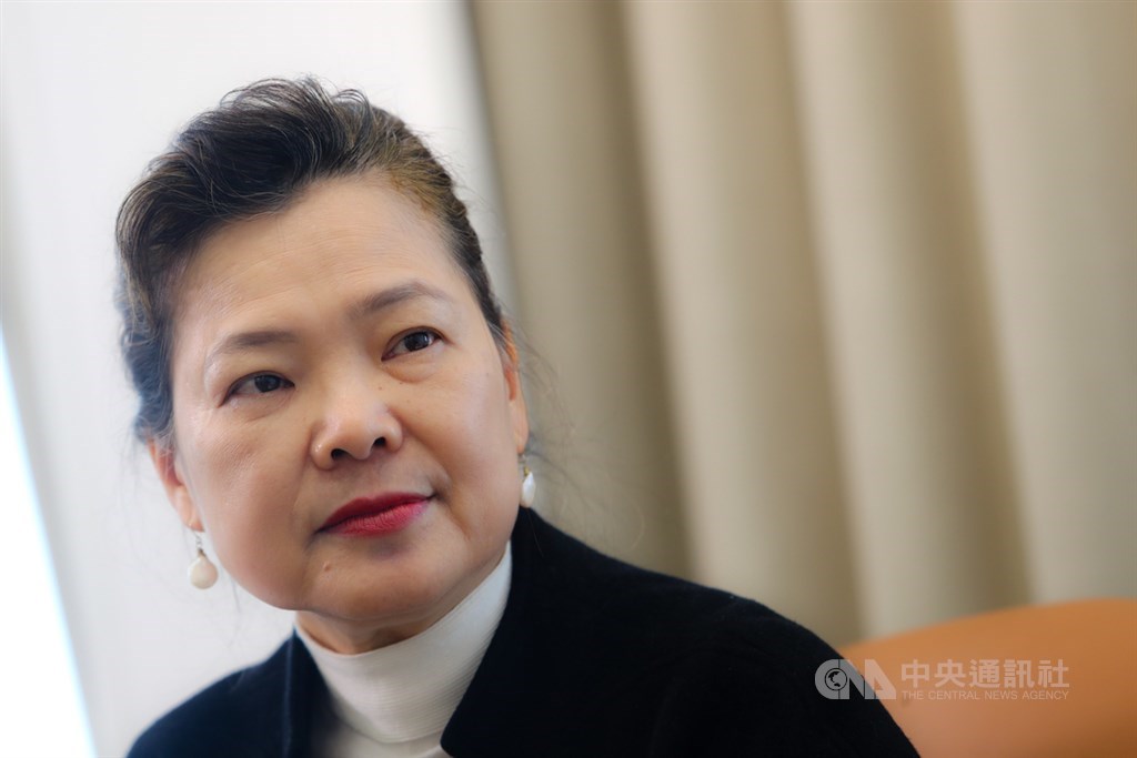 憑藉細膩的溝通技巧,經濟部長王美花(圖)扮演廠商與政府各部門間橋梁,她透露前幾天才跟桃園市長鄭文燦協調廠商投資問題,日前也跟財政部探討外商投資租稅優惠可能性,預告「過不久就會開花結果」。中央社記者王騰毅攝 110年1月19日