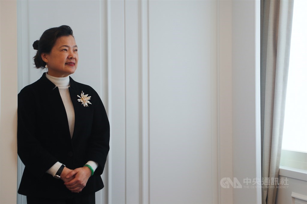 去年武漢肺炎疫情肆虐初期,經濟部長王美花與廠商溝通,徵用防疫物資,初見面時廠商一張張的「臭臉」相迎,但她憑藉細膩的溝通化解廠商不滿。中央社記者王騰毅攝 110年1月19日