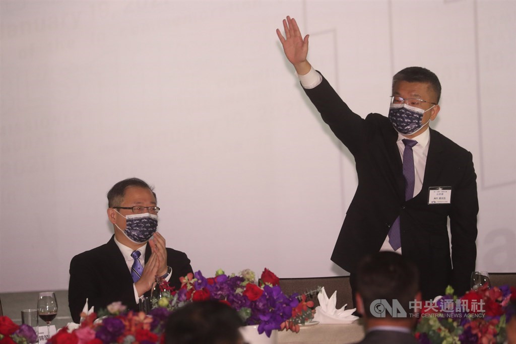 「中華職棒大聯盟第十、十一屆會長交接典禮」19日在台北舉行,新任會長、立法院副院長蔡其昌(右)與卸任會長吳志揚(左)完成交接,正式上任,揮手向與會來賓致意。中央社記者吳家昇攝 110年1月19日