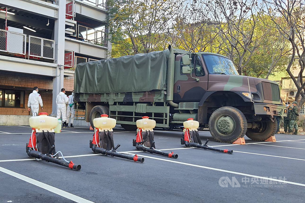 衛福部桃園醫院武漢肺炎群聚事件持續擴大,陸軍六軍團化學兵33群19日接獲命令,已派員前往醫院外待命。中央社記者吳睿騏桃園攝 110年1月19日
