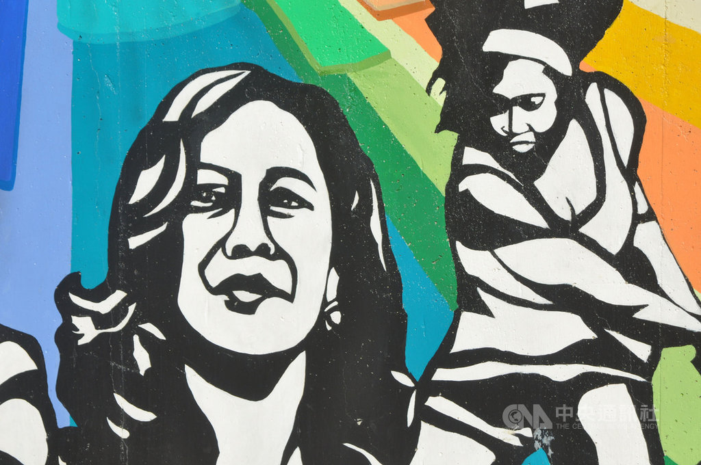即將在20日宣誓就職美國新任副總統的賀錦麗(Kamala Harris)在舊金山的西柏克萊地區成長,她在小學階段搭公車進到以白人為主的學校,獲得平權教育的機會。圖為賀錦麗母校千橡小學校園壁畫一景。中央社記者周世惠舊金山攝 110年1月19日