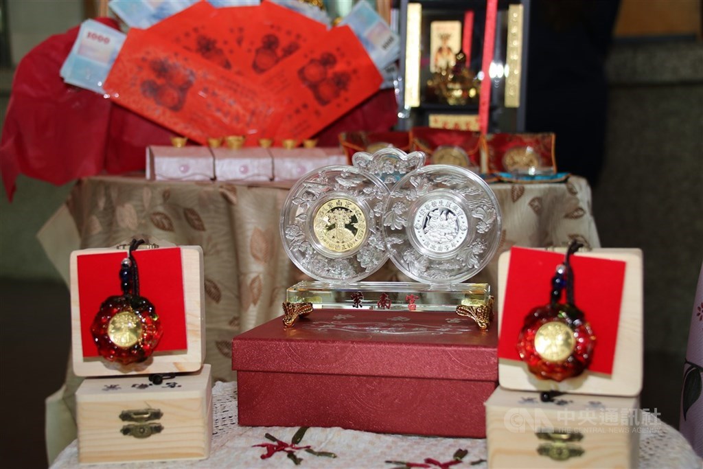 竹山紫南宮19日宣布停辦春節發招財錢母活動,呼籲信眾參拜時保持社交距離、全程戴口罩。圖為紫南宮鼠年錢母。(中央社檔案照片)