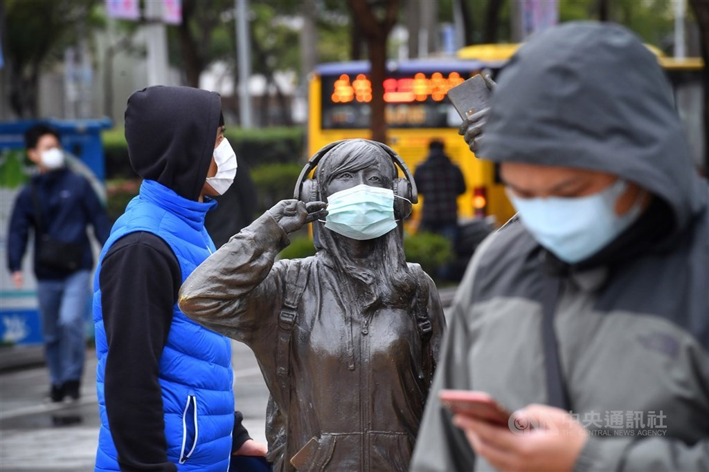 過去一年境外疫情嚴峻,台灣民眾則是戴口罩、量額溫、噴酒精過著日常生活,集會活動實聯制,還會用手機看直播關心疫情動態,台灣全民防疫意識高張。(中央社檔案照片)