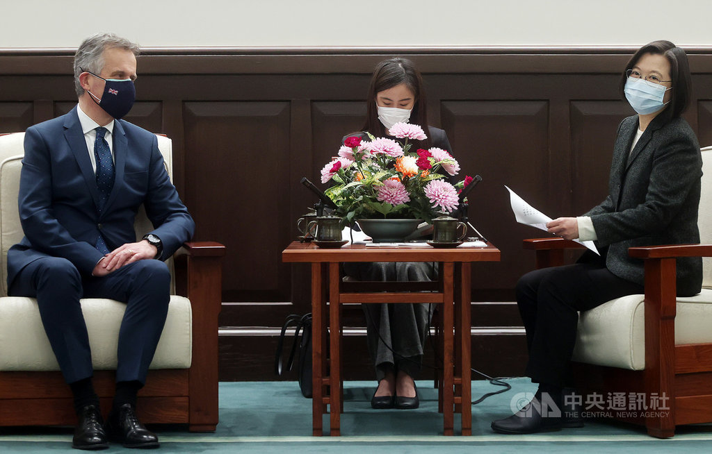 總統蔡英文(右)19日在總統府接見英國在台辦事處新任代表鄧元翰(左),蔡總統表示,2021年對台、英都是關鍵年度,英國正式脫歐後的印太地區政經布局,全球關注,台灣在防疫、經濟轉型與走向國際面臨重要挑戰,期待兩國就自由貿易協定或投資協定展開對話。中央社記者鄭傑文攝 110年1月19日