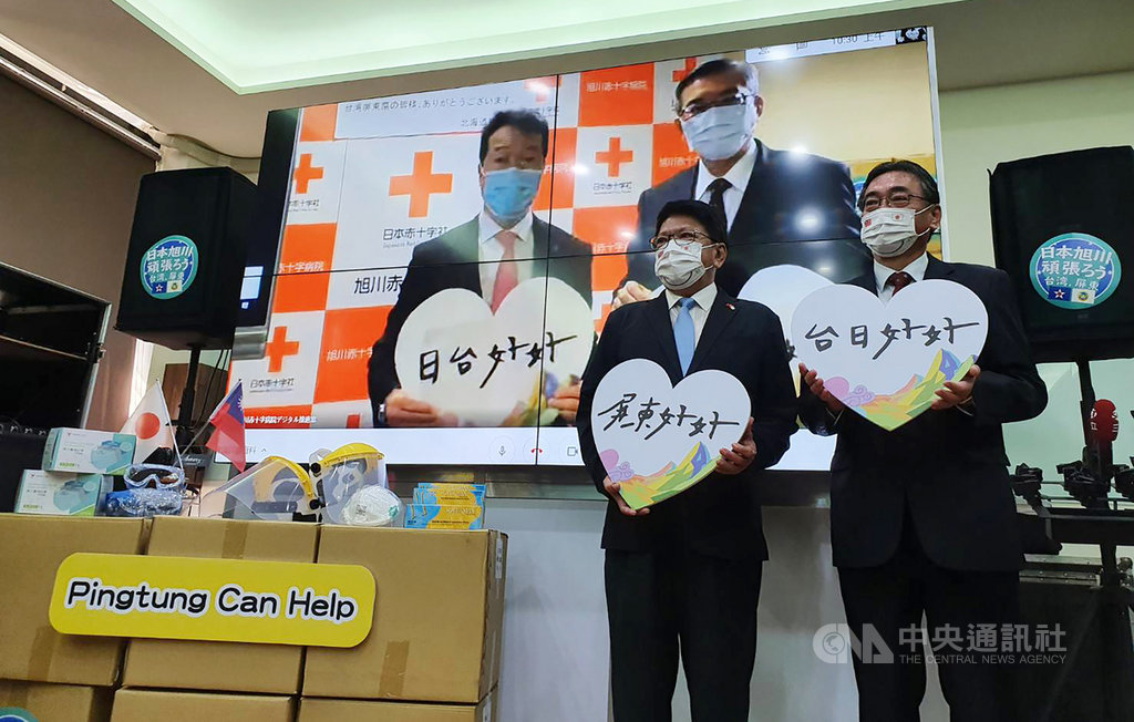 全球武漢肺炎疫情持續蔓延,屏東縣政府支援日本北海道旭川市防疫物資,旭川市政府19日與屏縣府舉辦「感謝視訊儀式」,感謝屏東無償救援;屏東縣長潘孟安(前右2)期許透過協助日本對抗疫情,深化台日關係。中央社記者郭芷瑄攝 110年1月19日