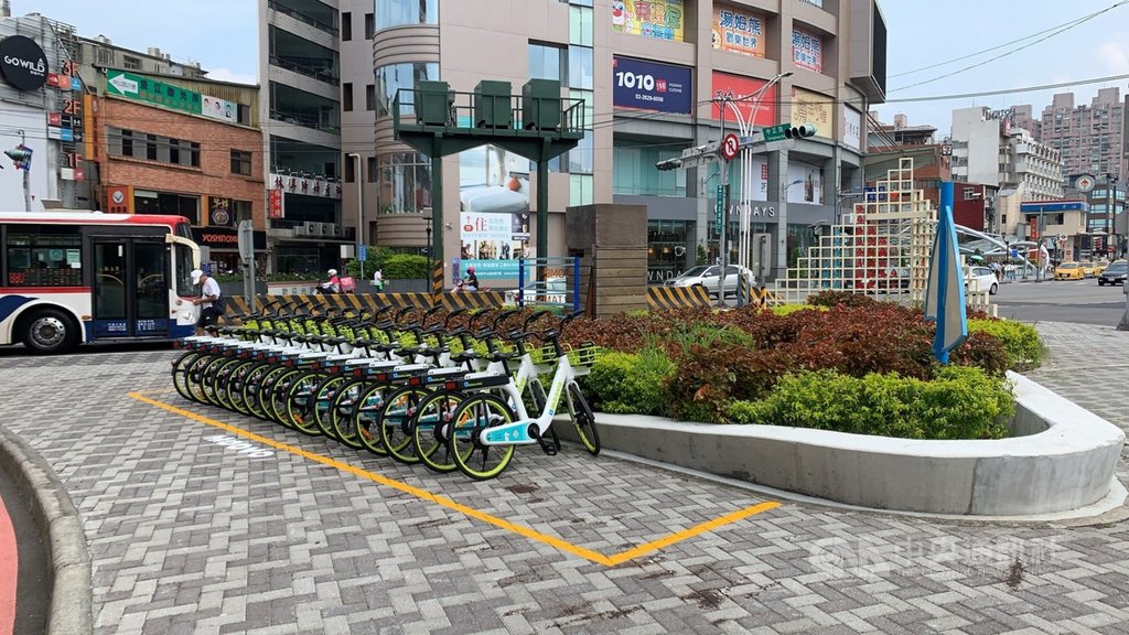 「新北市共享運具經營業管理辦法」2月將上路,未來若業者擅自擴展營運範圍、任意投車,將通知限期改善,未改善或違規情節重大者,將廢止其營運許可,且1年內不得重新申請,以維護停車秩序和市容。(新北市交通局提供)中央社記者沈佩瑤傳真 110年1月19日