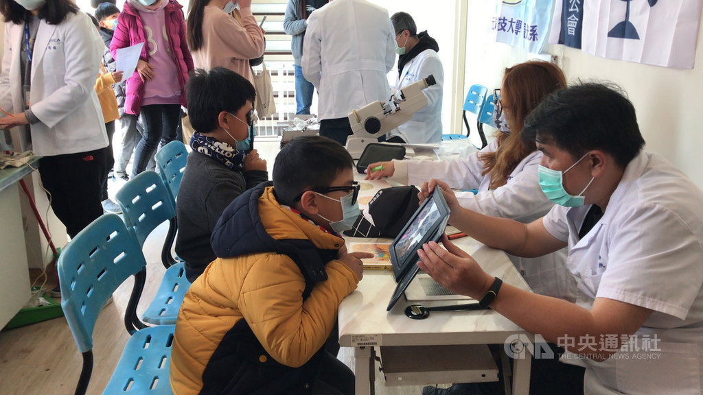 台灣視光視力保健學會連續多到馬祖關懷學童視力保健,提供學生視力檢查與配眼鏡服務,將關懷與愛送達馬祖離島,希望孩子擁有好視力。(西莒居民提供)中央社記者邱筠馬祖傳真 110年1月19日