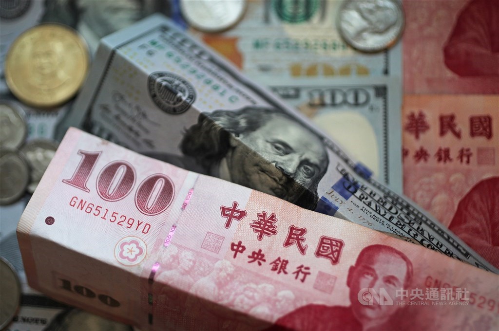 新台幣兌美元19日中午暫收27.993元,強升4.97角。(中央社檔案照片)