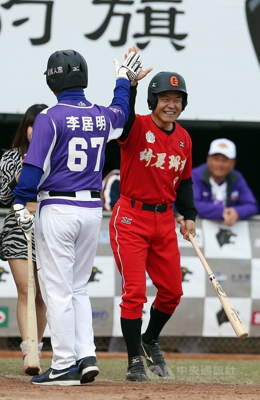 知名球評楊清瓏(紅衣者)傳將接任中職秘書長,中職新任會長蔡其昌19日表示,秘書長人選2天後將正式宣布。圖為2014年文化大學棒球隊OB賽,活動召集人楊清瓏下場打擊。(中央社檔案照片)