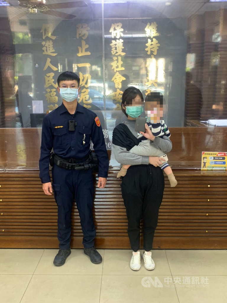 一名日籍女子(右)在南投縣埔里鎮遺失錢包,因內有居留證等重要證件,讓女子非常焦急,警方獲報後鎖定一名男子涉撿拾侵占,訊後函送偵辦,女子證件順利找回,女子也特別向處理員警表達感謝。(埔里警分局提供)中央社記者蕭博陽南投縣傳真 110年1月19日