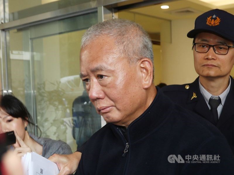頂新公司前董事長魏應充(中)涉劣油案,被判刑應執行4年8月,去年1月入監,台中高分院19日裁定假釋付保護管束,他下午將可出監。(中央社檔案照片)